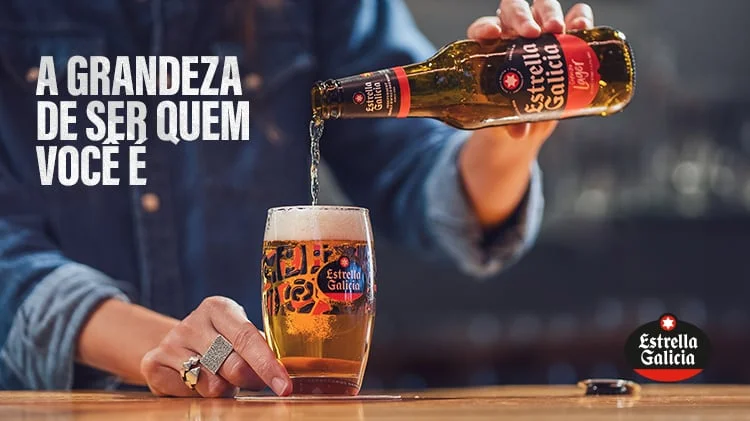 Sirviendo cerveza en copa